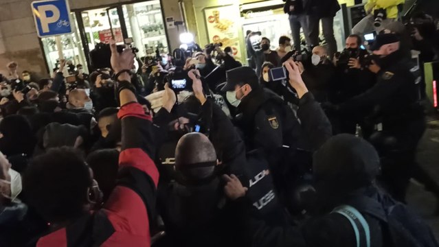 Momentos de tensión en la concentración en Madrid en apoyo a Pablo Hasel