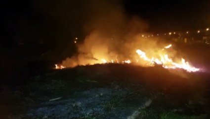 Fogo em matagal durante madrugada incomoda moradores do Esmeralda