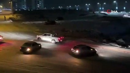 Elazığ'da kar yağışı etkili oldu, rampada kayan araçlar birbirine böyle çarptı