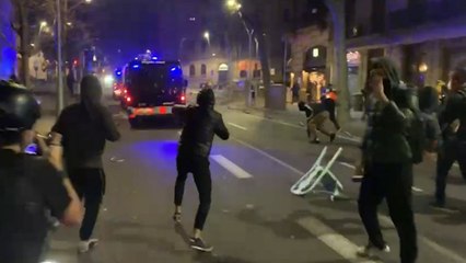 Descargar video: Manifestantes lanzan objetos contra furgonetas de Mossos en Barcelona