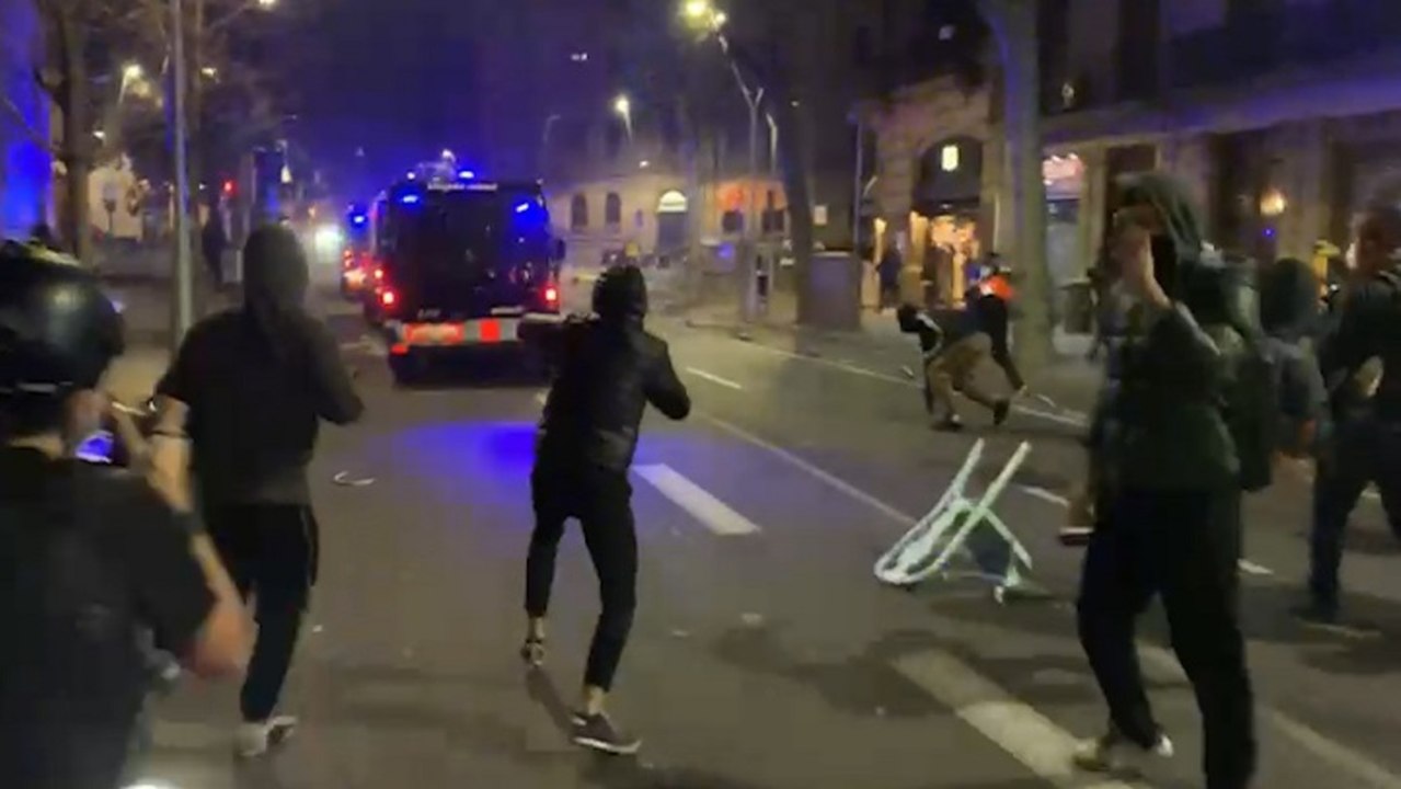 Manifestantes lanzan objetos contra furgonetas de Mossos en Barcelona