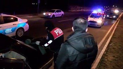 Drift yaptıktan sonra kaçan otomobil, kovalamacada polis aracına çarptı