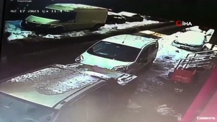 Çatıdan düşen kar kütlesinin altında kalmaktan son anda böyle kurtuldular