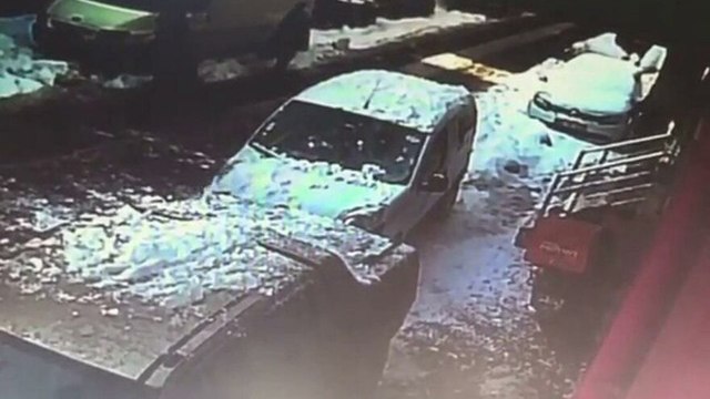 Çatıdan düşen kar kütlesinin altında kalmaktan son anda kurtuldular