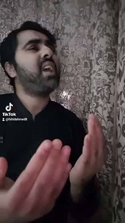 Hath utha kar duwayein karne lage
