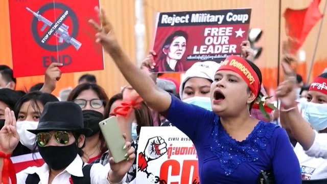 Queremos democracia . Myanmar palco de um dos maiores protestos desde o golpe militar