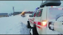 Kardan kapanan yol 5 saatlik çalışmayla açıldı, hasta kadın paletli ambulansla kurtarıldı