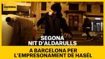 Segona nit d'aldarulls a Barcelona per l'empresonament de Pablo Hasél, amb contenidors cremant.