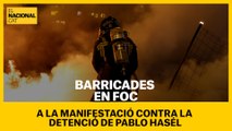 Els bombers apaguen barricades de contenidors en foc per la manifestació contra la detenció de Hasél