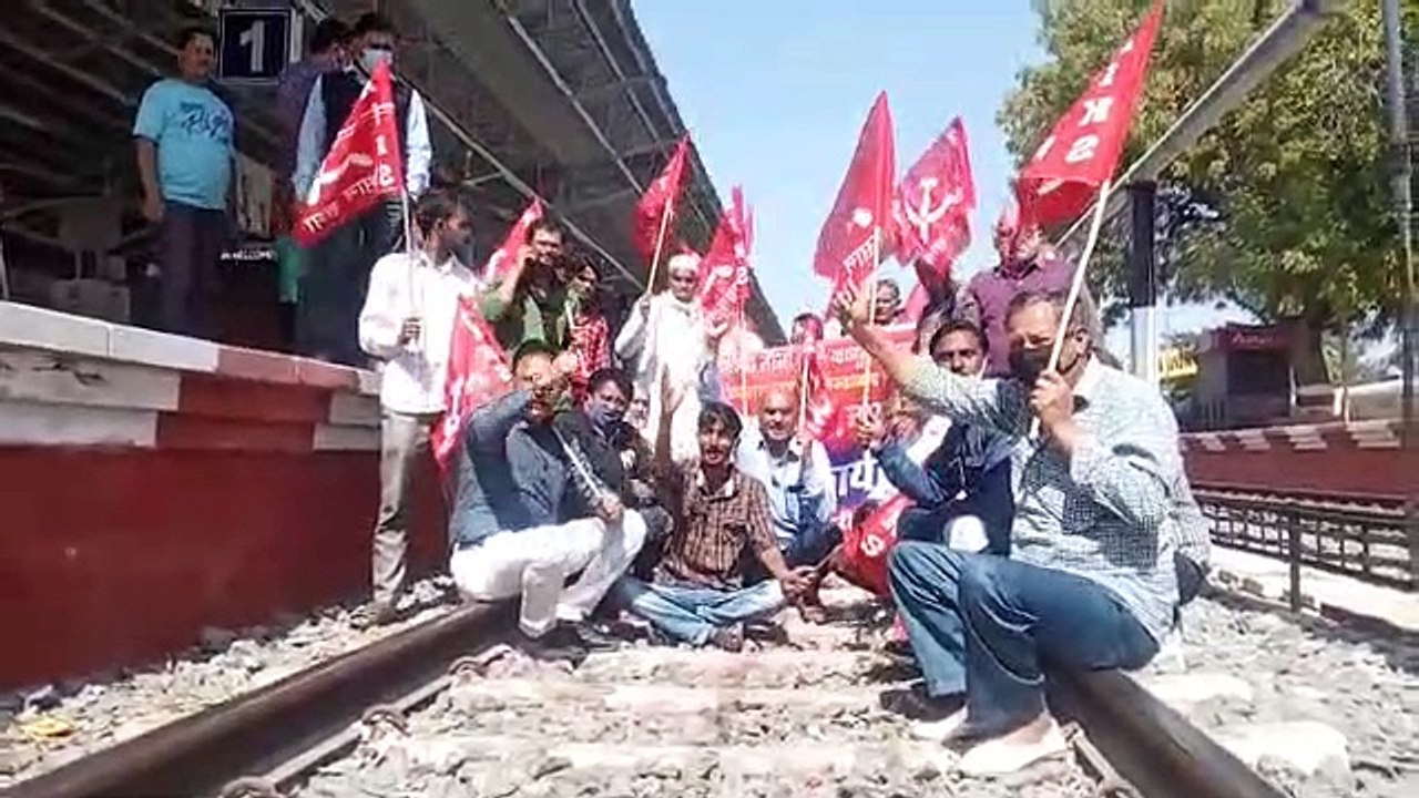 रेलवे ट्रेक तक पहुंचा किसान आंदोलन, प्रदर्शनकारियों का पटरियों पर कब्जा