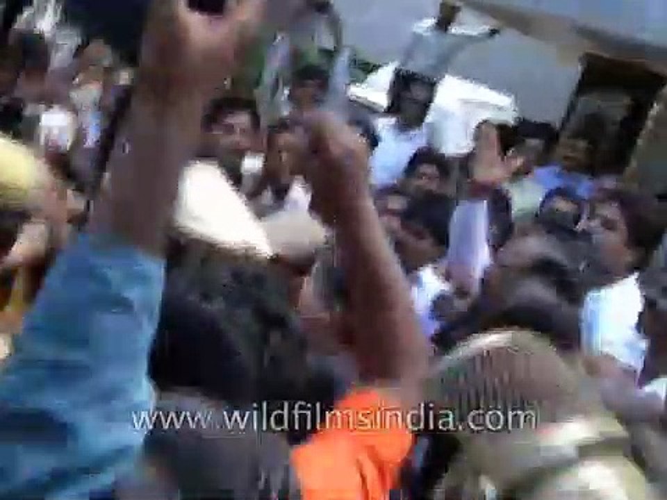 Jayalalitha Amma is arrested at Poes Garden, Chennai