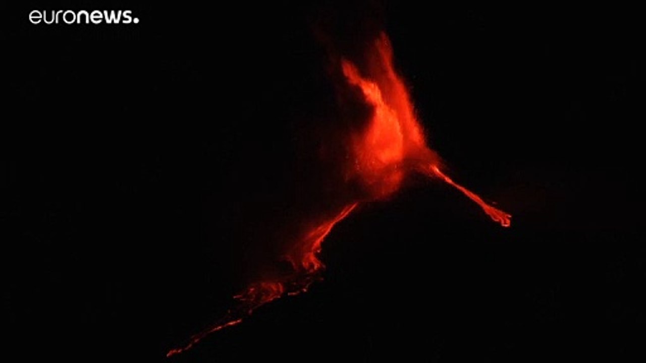 Lavaströme in der Nacht aus  3323 Metern: Der Ätna spuckt und faucht