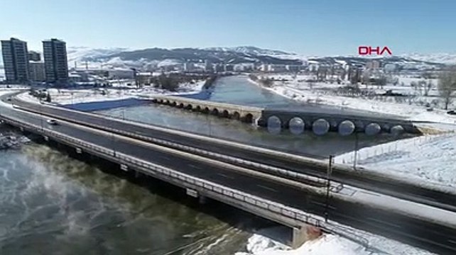 Sivas'ta Kızılırmak kısmen dondu; Altınyayla eksi 26 ile Türkiye'nin en soğuk yeri oldu