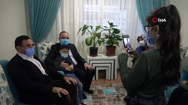 - Gözyaşı döken küçük 'Hiranur'a 'Vali amcadan' sürpriz ziyaret- Elazığ Valisi Erkaya Yırık, eşi ile birlikte önceki gün kendisini görünce duygulanıp mutluluk gözyaşları döken 11 yaşındaki Hiranur'u ve ailesini evinde ziyaret etti-Z...