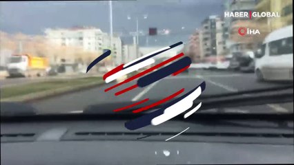 Şerit değiştirdi, iki araba birbirine girdi