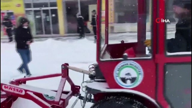 Temizlik işçisi hem söyledi hem temizledi