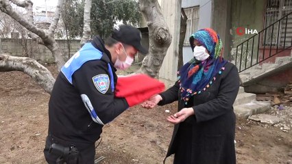 İdlib'de görev yapan askerin evine dev Türk bayrağı