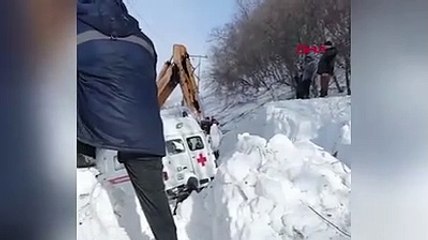 Rusya?da hasta almaya giden ambulansın üzerine çığ düştü