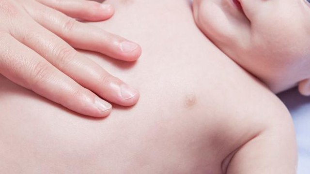 Paso a paso del masaje para los cólicos del lactante