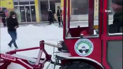 Temizlik işçisinin viral olan anları; hem söyledi hem temizledi