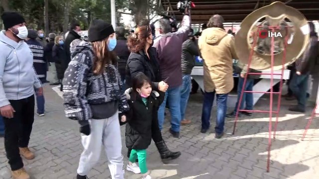 Küçük kızı annesinin arkasından, 'Annemi istiyorum' diye ağladı