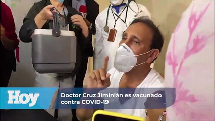 Doctor Cruz Jiminián es vacunado contra COVID-19