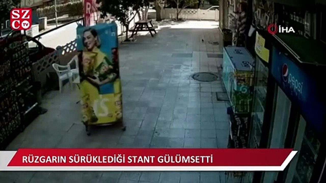 Rüzgarın sürüklediği stant gülümsetti