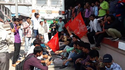 आंदोलनकारियों ने पटरी पर कब्जा कर रोकी रेल