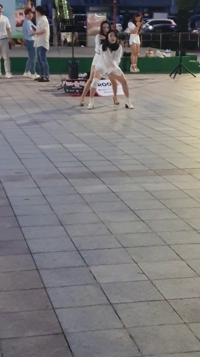 Girls like you, hot dance performance
