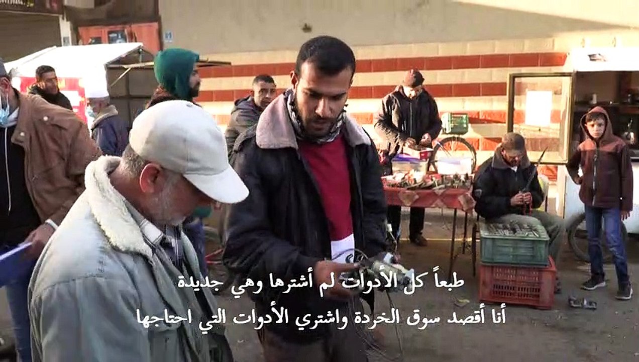 فلسطيني يحوّل الخردة إلى مركبات كهربائية صغيرة