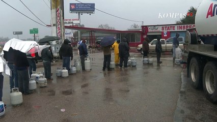 Warga Antre Beli Gas Saat Cuaca Dingin dan Listrik Padam di Houston Texas