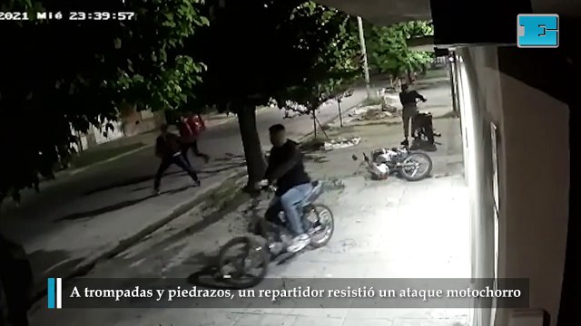 A trompadas y piedrazos, un repartidor resistió un ataque motochorro