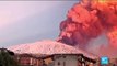 Images spectaculaires du panache de cendres après l'éruption du volcan Etna en Italie