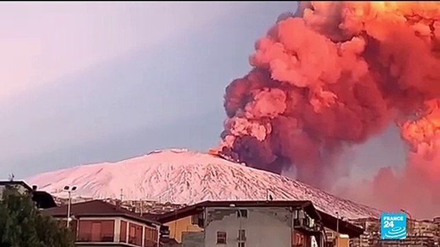 Images spectaculaires du panache de cendres après l'éruption du volcan Etna en Italie