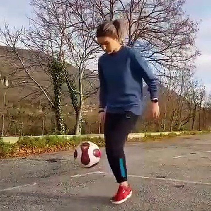 Cette joueuse de foot Freestyle est plus forte que Neymar