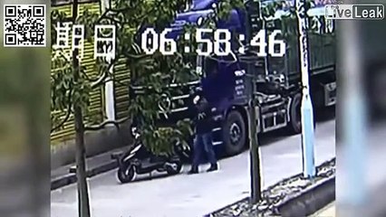 Le fils de Jackie Chan récupère son téléphone qu'on vient de lui braquer... efficace