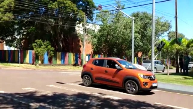 Carros batem em cruzamento que é controlado por semáforo, no Bairro Coqueiral