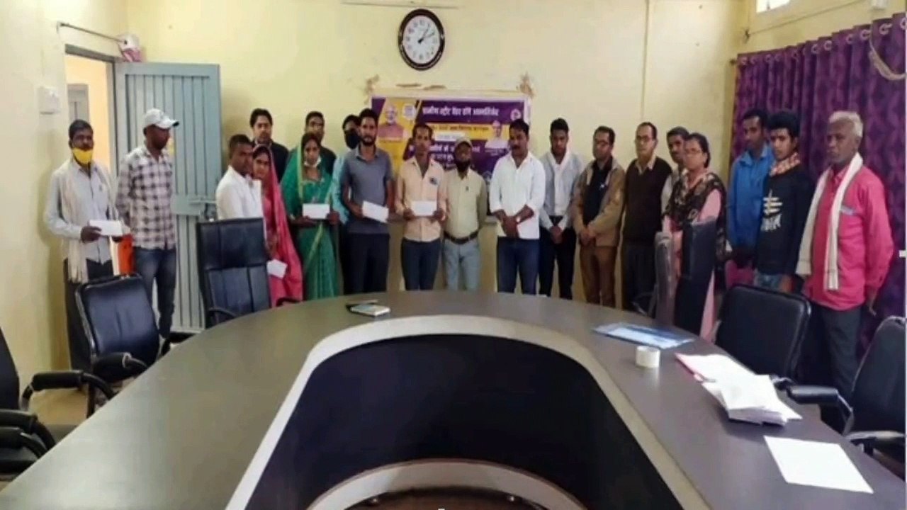 मुख्यमंत्री ग्रामीण पथ विक्रेता योजना अंतर्गत 61 हितग्राहियों को ऋण वितरण