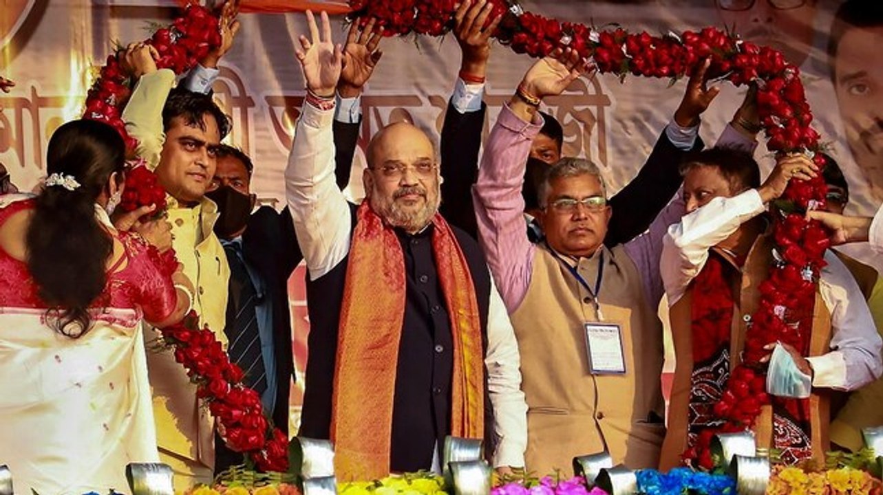 Watch: Amit Shah boards the 'Rath' in the final leg of 'Poriborton' Yatra