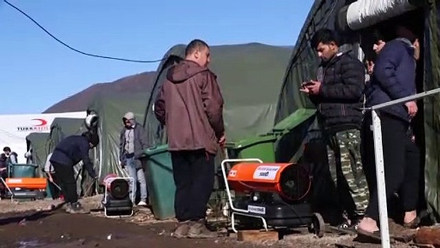 Migranti, i drammi della rotta balcanica, la commissaria Ue agli Affari interni visita i profughi