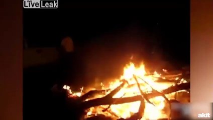 Yanan ateşin üzerinden atlamak isterken içine düştü