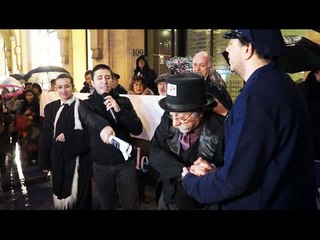 Arrestation symbolique du patron de HSBC aux Champs-Elysées