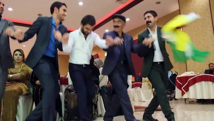 HOZAN REŞO HEM OYNUYOR HEM SÖYLÜYOR 2018 HD