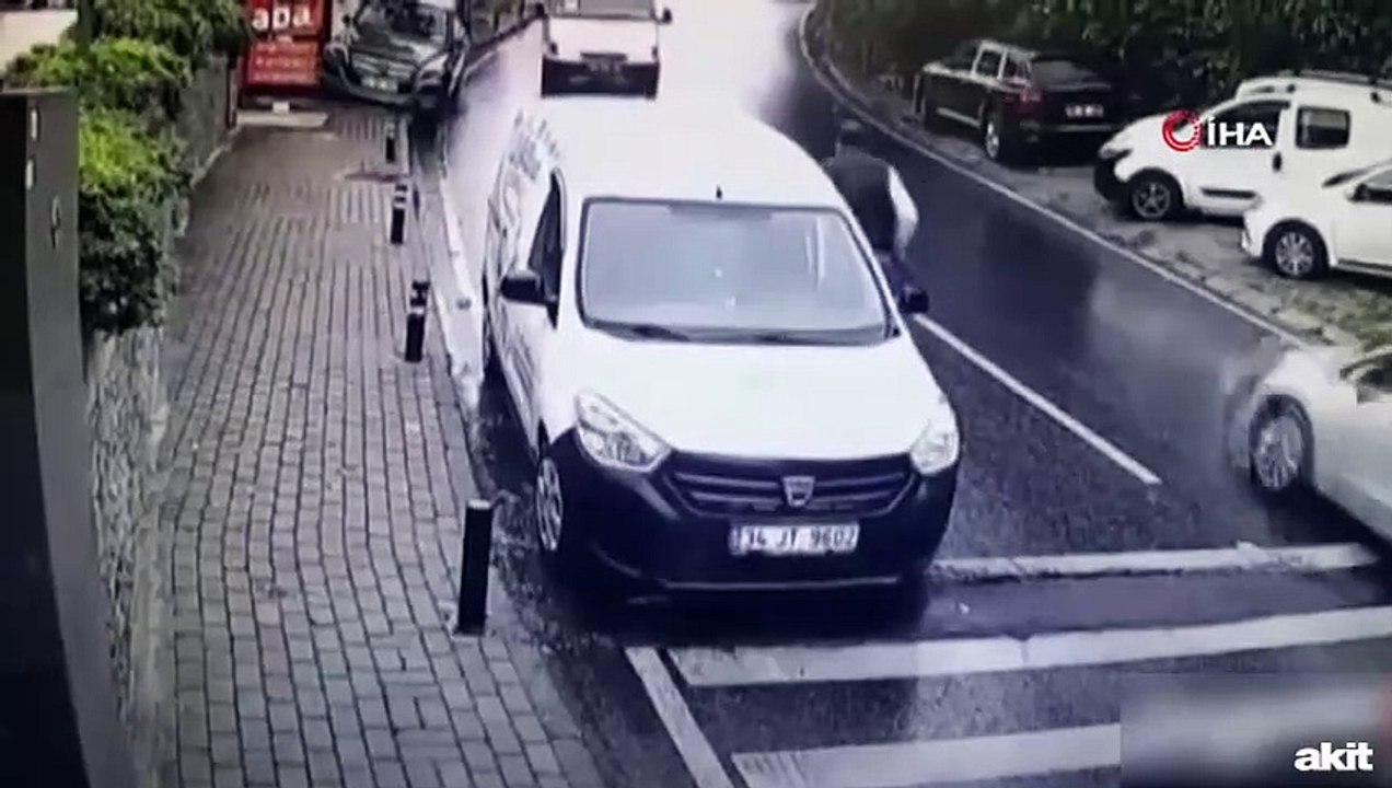 Araçların arasında sıkışan sürücü ölümden döndü! İşte o anlar...