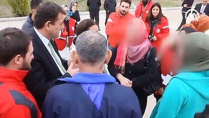 Suriyeli kız ile ailesinin sınırda mutluluktan ağlatan kavuşması