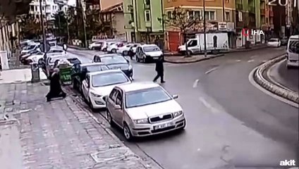 Motosikletin çarptığı kadınlar yere serildi