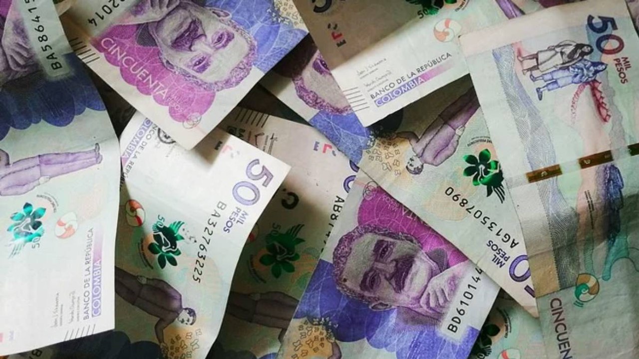 En tres pasos puede verificar si un billete de 50.000 pesos es falso