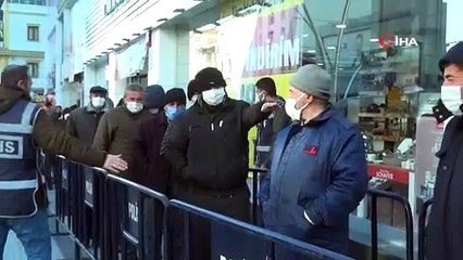 Banka önünde sosyal mesafesiz kuyruk