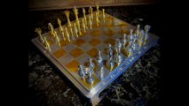 Un jeu d'échecs usiné en aluminium et laiton