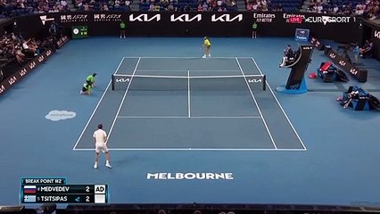 Medvedev accélère, Tsitsipas pris de court dans le 1er set